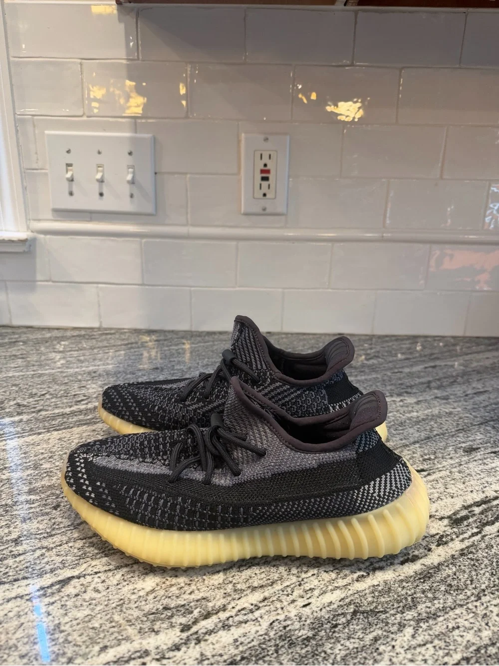 Men’s Adidas Yeezy Boost 350 V2 Carbon Black FZ5000 Size 6/Women’s 7.5